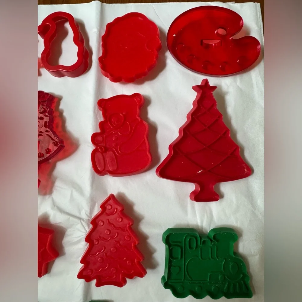 Cookie Cutters Vintage Kitchy - 26 in all